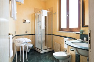 Doccia, set di cortesia gratuito, asciugacapelli, accappatoio