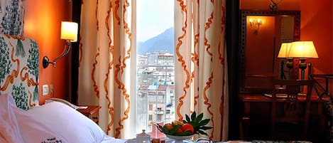 Junior Suite | Peralatan tempat tidur premium, bar mini, peti besi dalam bilik, meja