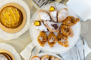 Una selezione di dolci su un merletto.