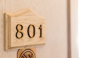 Una targa in legno con il numero 801.