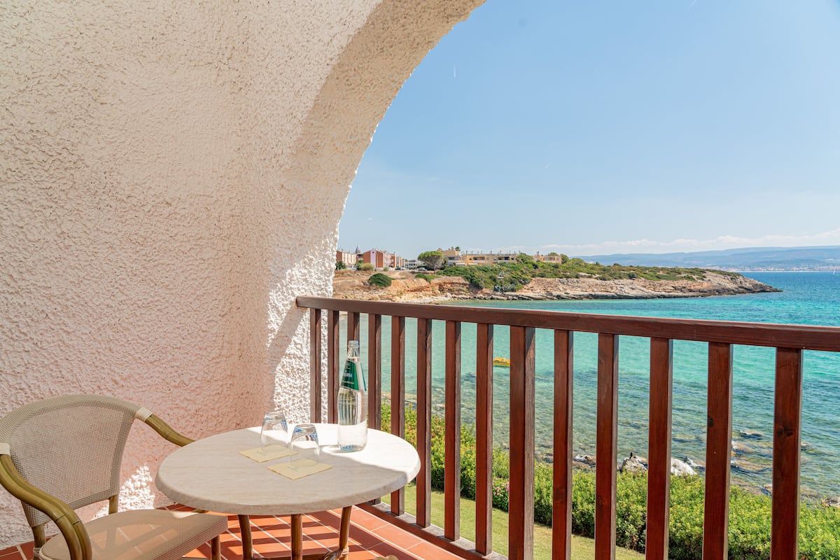 Single Room, Sea View | 1 bedroom, Select Comfort beds, minibar, in-room safe