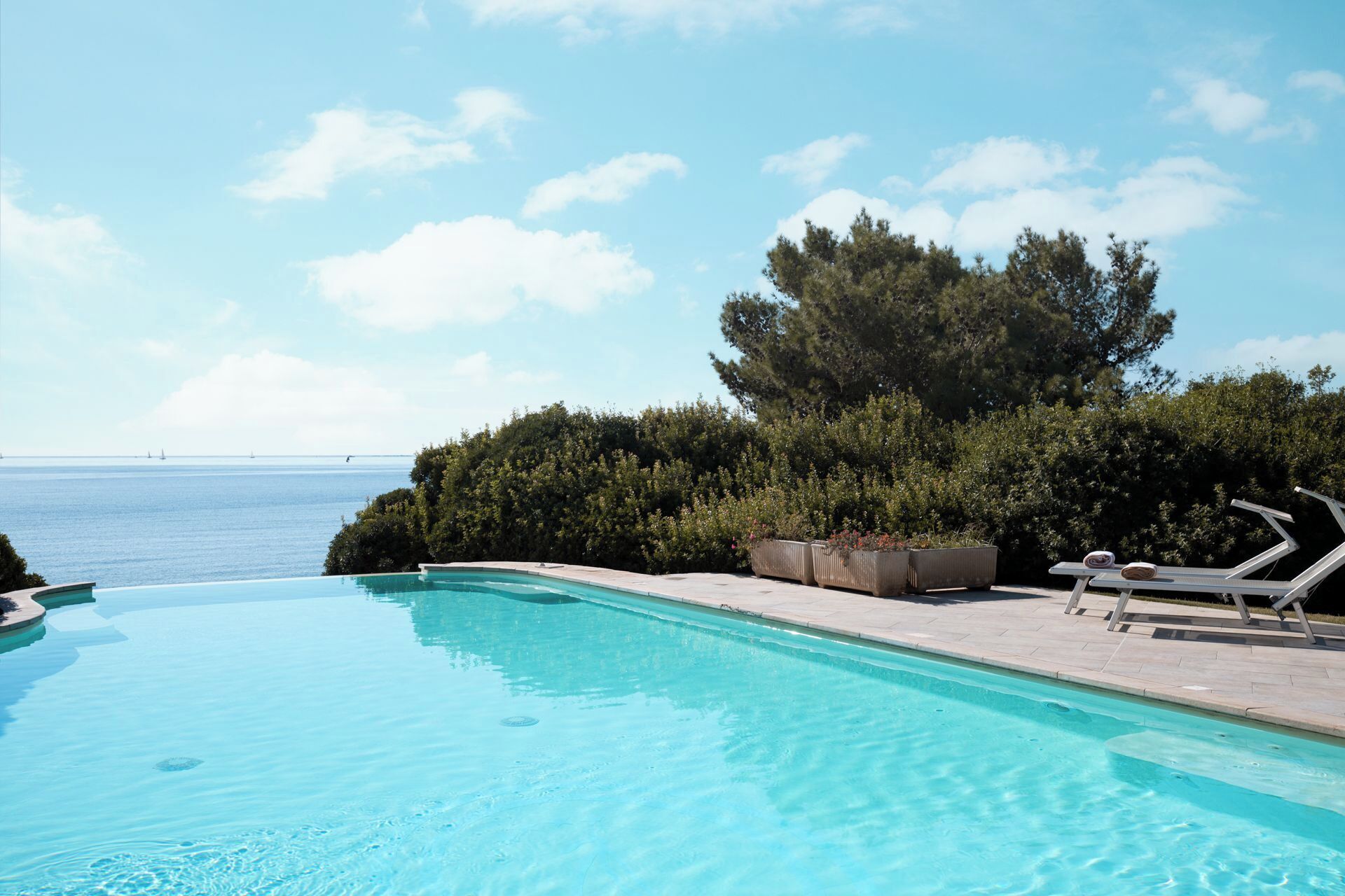 2 من حمّامات السباحة الخارجية، مظلات على حمّام السباحة، مقاعد للتشمس