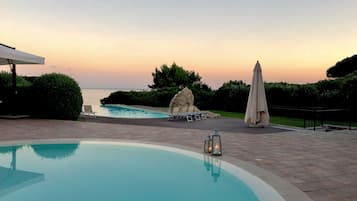 2 piscinas externas, guarda-sóis, espreguiçadeiras