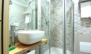 Rainfall showerhead, free toiletries, hair dryer, bidet - Hotel Punta Negra (Alghero)