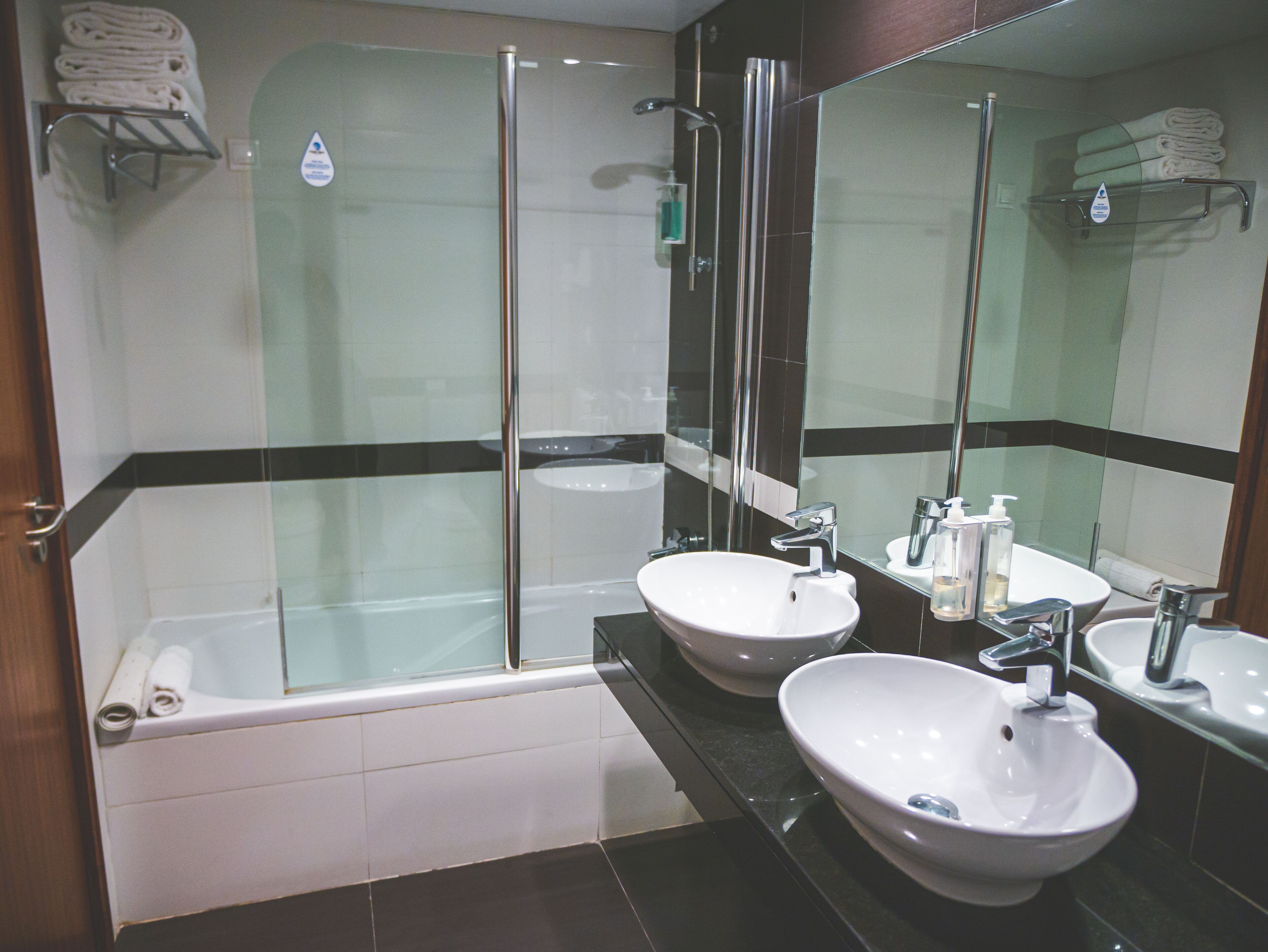 family room, city view | bathroom | free toiletries, hair dryer, towels, soap