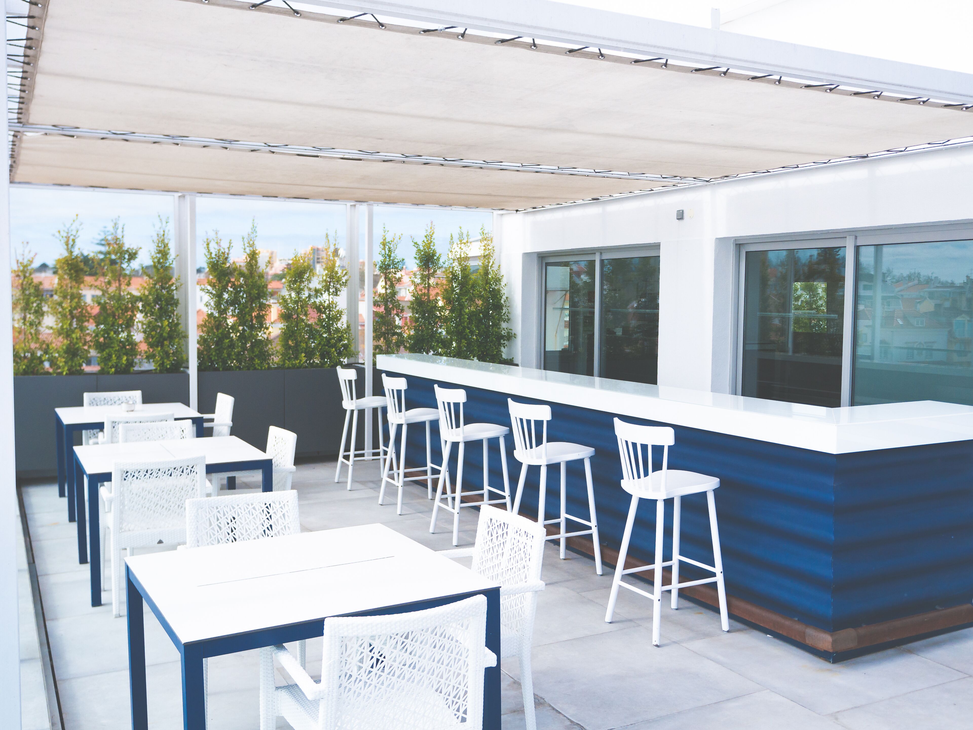 Bar i bassenget