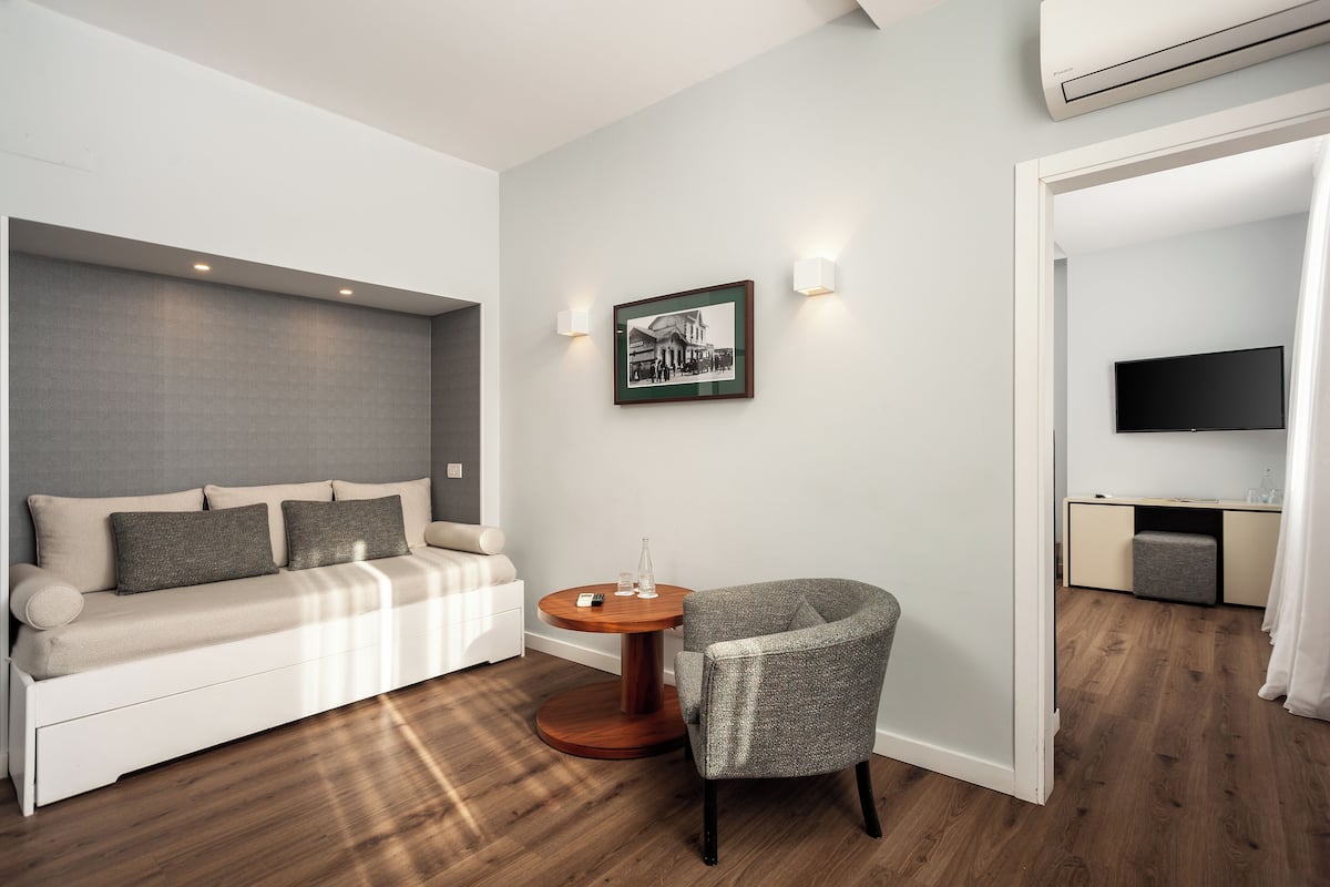 Suite, Sea View | Living area