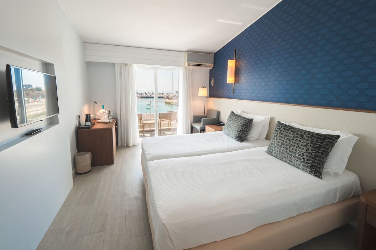 superior twin room, sea view | 1 bedroom, minibar, in-room safe, desk