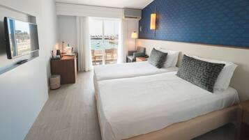 Tomannsrom – superior, sjøutsikt | Minibar, safe på rommet, skrivebord og blendingsgardiner