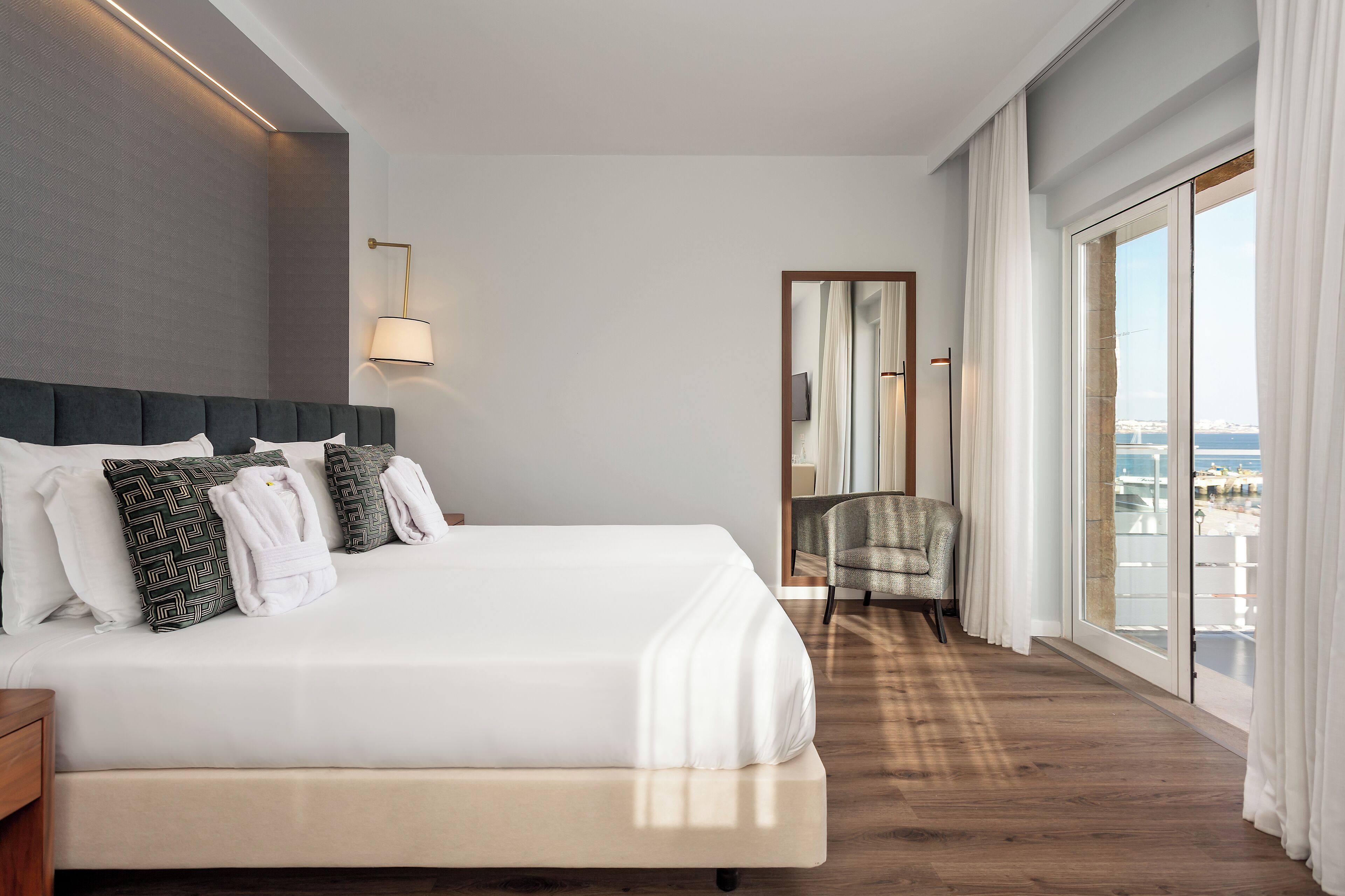 Suite junior | Minibar, caja de seguridad en la habitación y escritorio 