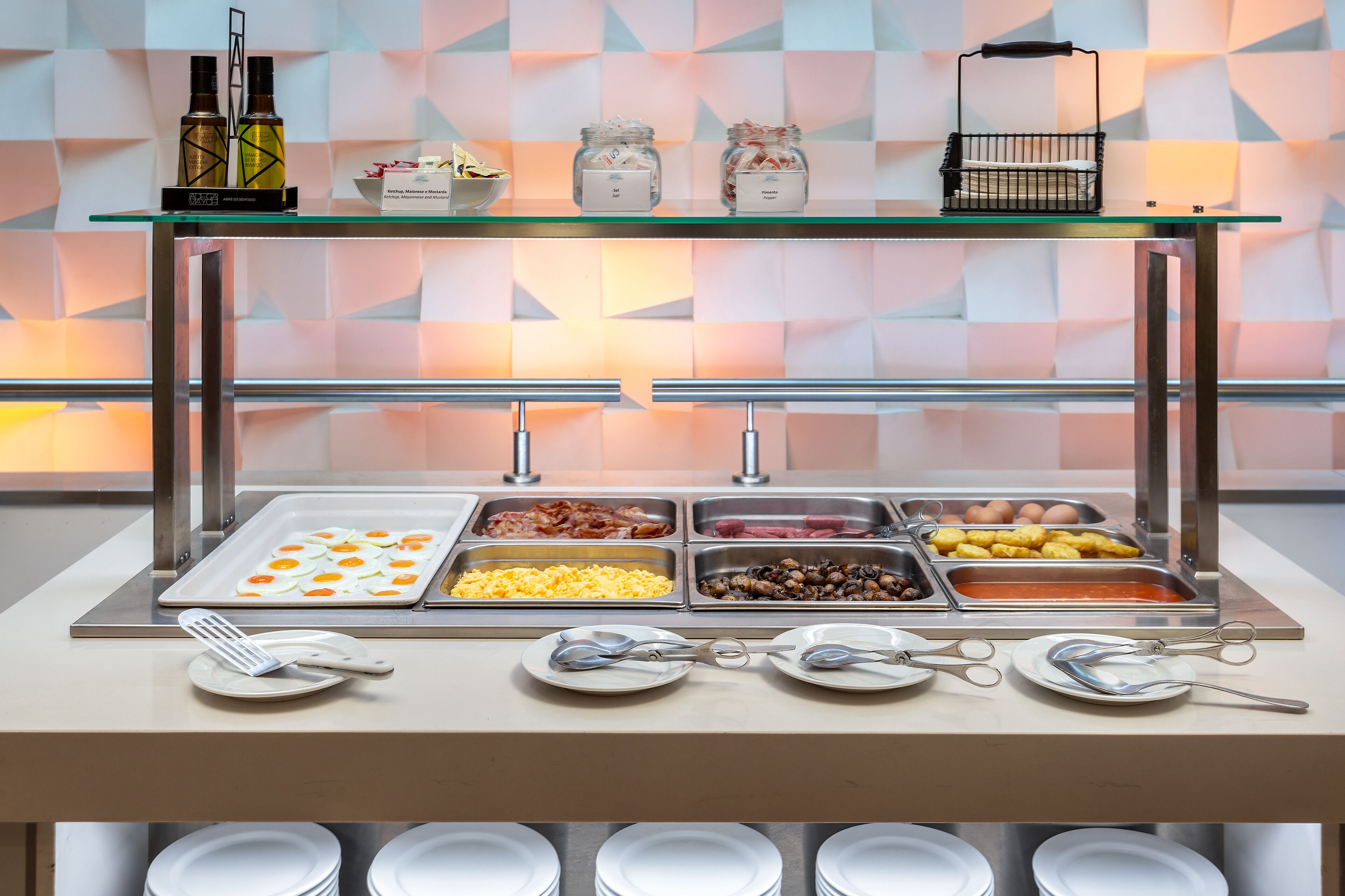 Un buffet proposant une variété de plats et d'ustensiles.