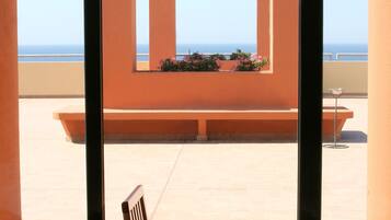 2 restaurants, breakfast served