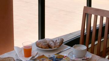 Colazione a buffet, servita tutte le mattine (10 EUR a persona)