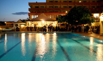 2 piscinas externas, guarda-sóis, espreguiçadeiras