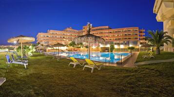 2 albercas al aire libre, sombrillas en la alberca y camastros