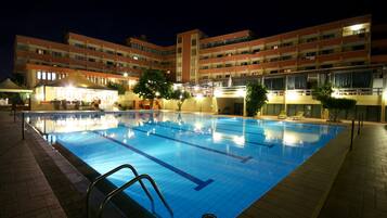 2 piscine all'aperto, ombrelloni da piscina, lettini