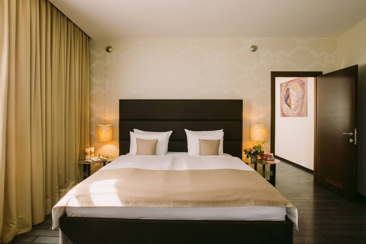 Hypo-allergenic bedding, minibar, in-room safe, desk