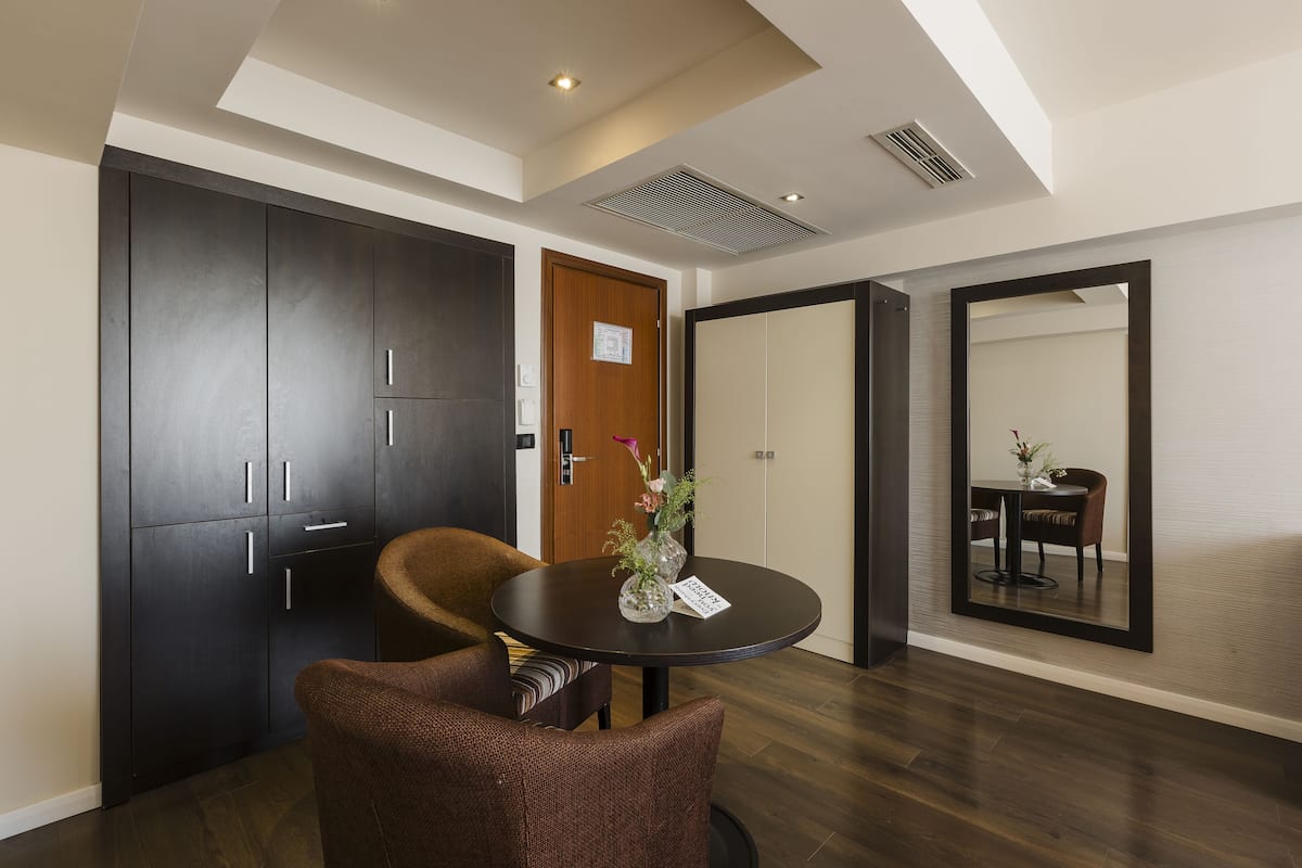 Business Apartment, 1 Bedroom | Hypo-allergenic bedding, minibar, in-room safe, desk