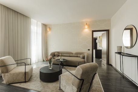 Deluxe Suite | Hypo-allergenic bedding, minibar, in-room safe, desk. Hotel Timisoara