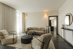 华丽套房 | 防过敏的被褥、迷你吧、客房内保险箱、办公桌