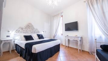 Quarto triplo superior | Roupas de cama premium, edredons de pluma, frigobar