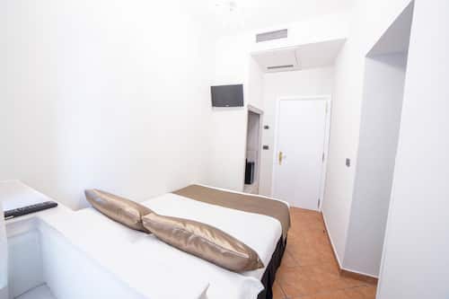 Economy Double Room | Living area
