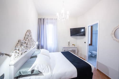 Shower, free toiletries, hair dryer, bidet