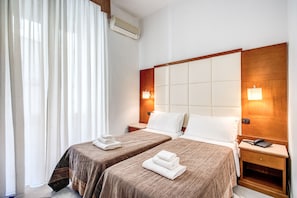 Standard-Doppel- oder -Zweibettzimmer | Hochwertige Bettwaren, Daunenbettdecken, Minibar, Zimmersafe