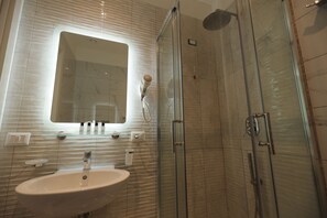 Shower, free toiletries, hair dryer, bathrobes - Hotel Garibaldi (Naples)