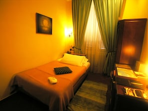 Einzelzimmer, 1Â Einzelbett | Italienische BettbezĂŒge von Frette, Zimmersafe, Schreibtisch