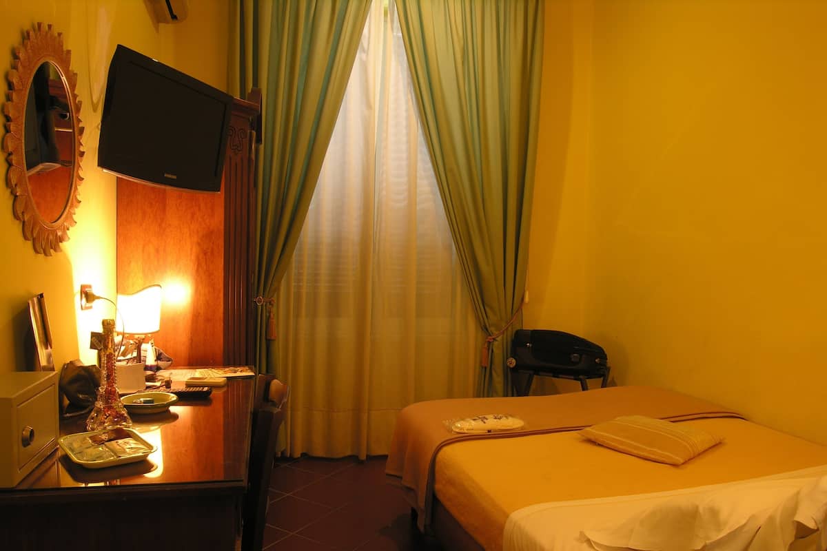 Italienische Bettbezüge von Frette, Zimmersafe, Schreibtisch