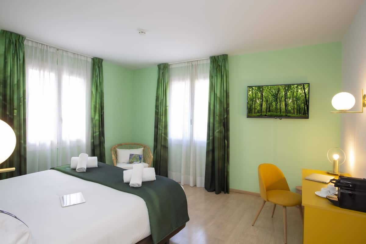 Superior Double Room, 1 Katil Ratu (Queen) | Bar mini, dihias secara berasingan, meja, ruang kerja komputer riba