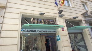 A building with a storefront labeled "CA2UAL Colours Barcelona". - Casual Colours Barcelona Hotel by Casual Hoteles (Barcelona)