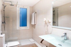 Bañera con ducha, artículos de tocador gratuitos, secador de pelo