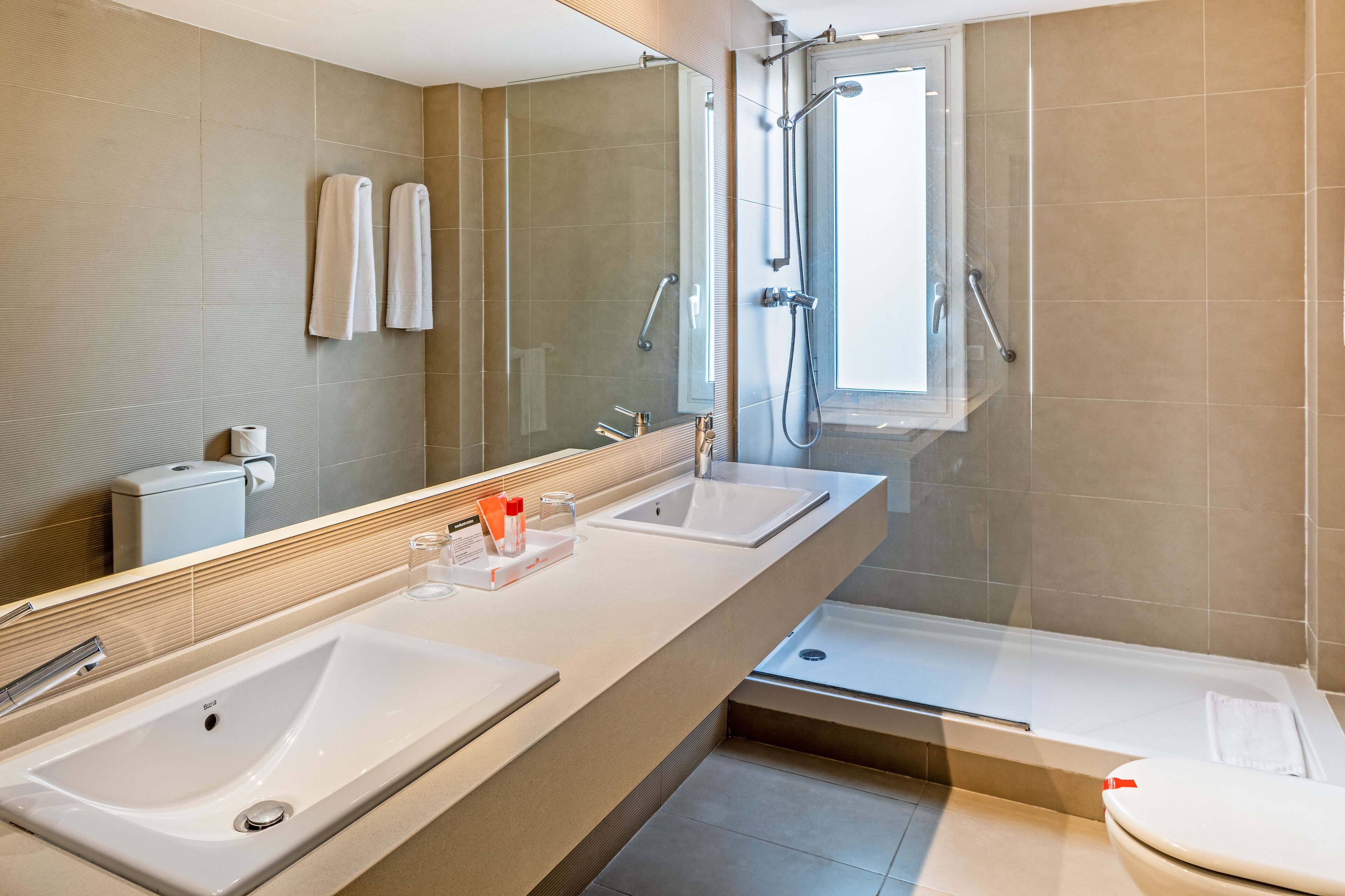 superior double room, 1 queen bed | bathroom | combined shower/bathtub, free toiletries, hair dryer, towels