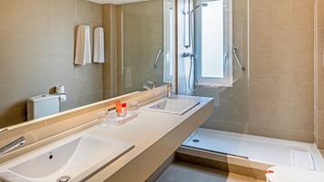 Habitación doble superior, 1 cama de matrimonio | Baño | Ducha y bañera combinadas y artículos de higiene personal gratuitos