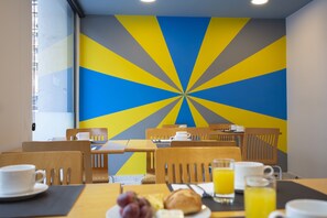 Desayuno buffet diario (EUR 11.50 por persona)