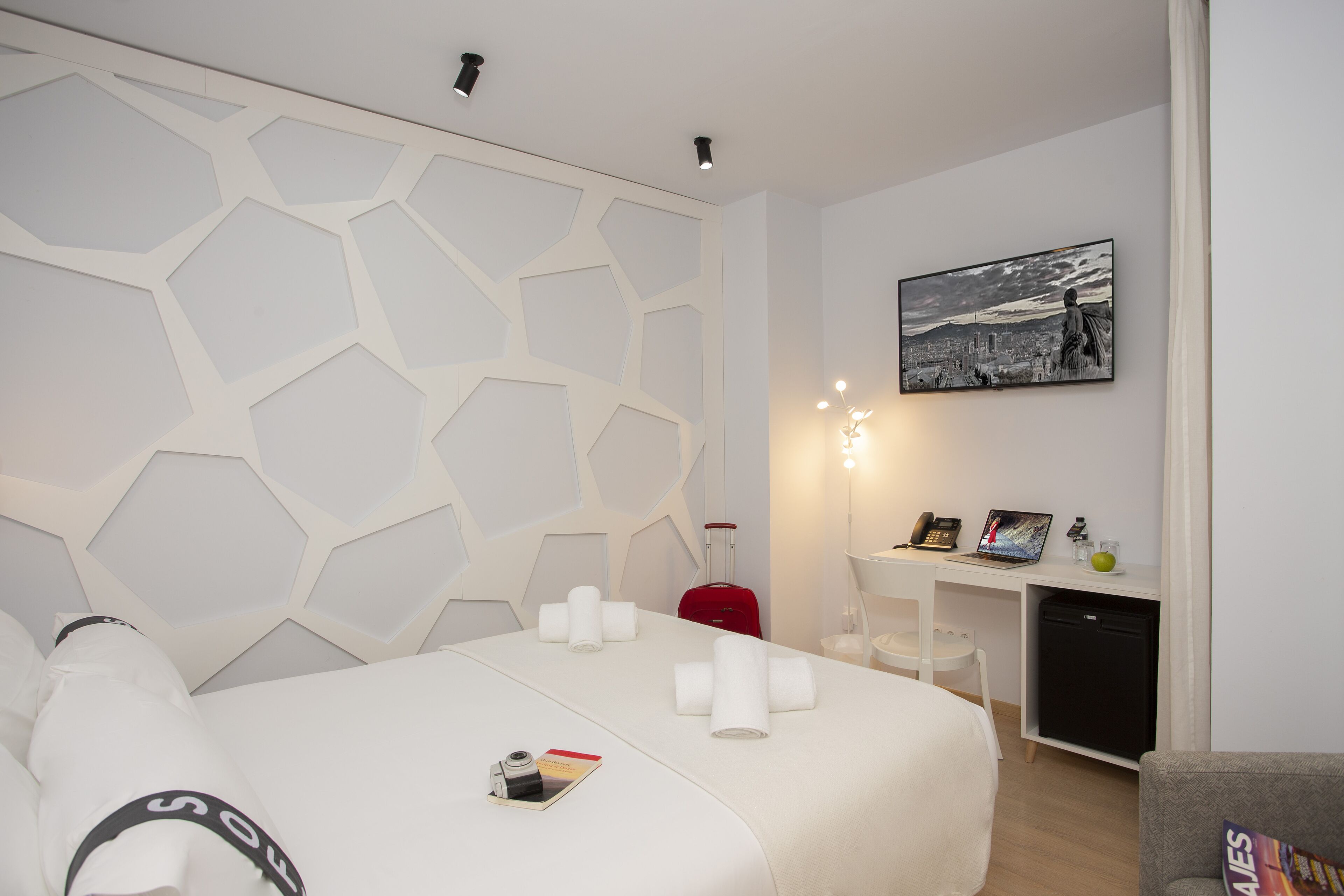 double room, 1 queen bed | 1 bedroom, minibar, individually decorated, desk