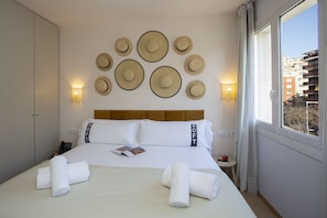 Minibar, individually decorated, desk, laptop workspace - Casual Colours Barcelona Hotel by Casual Hoteles (Barcelona)