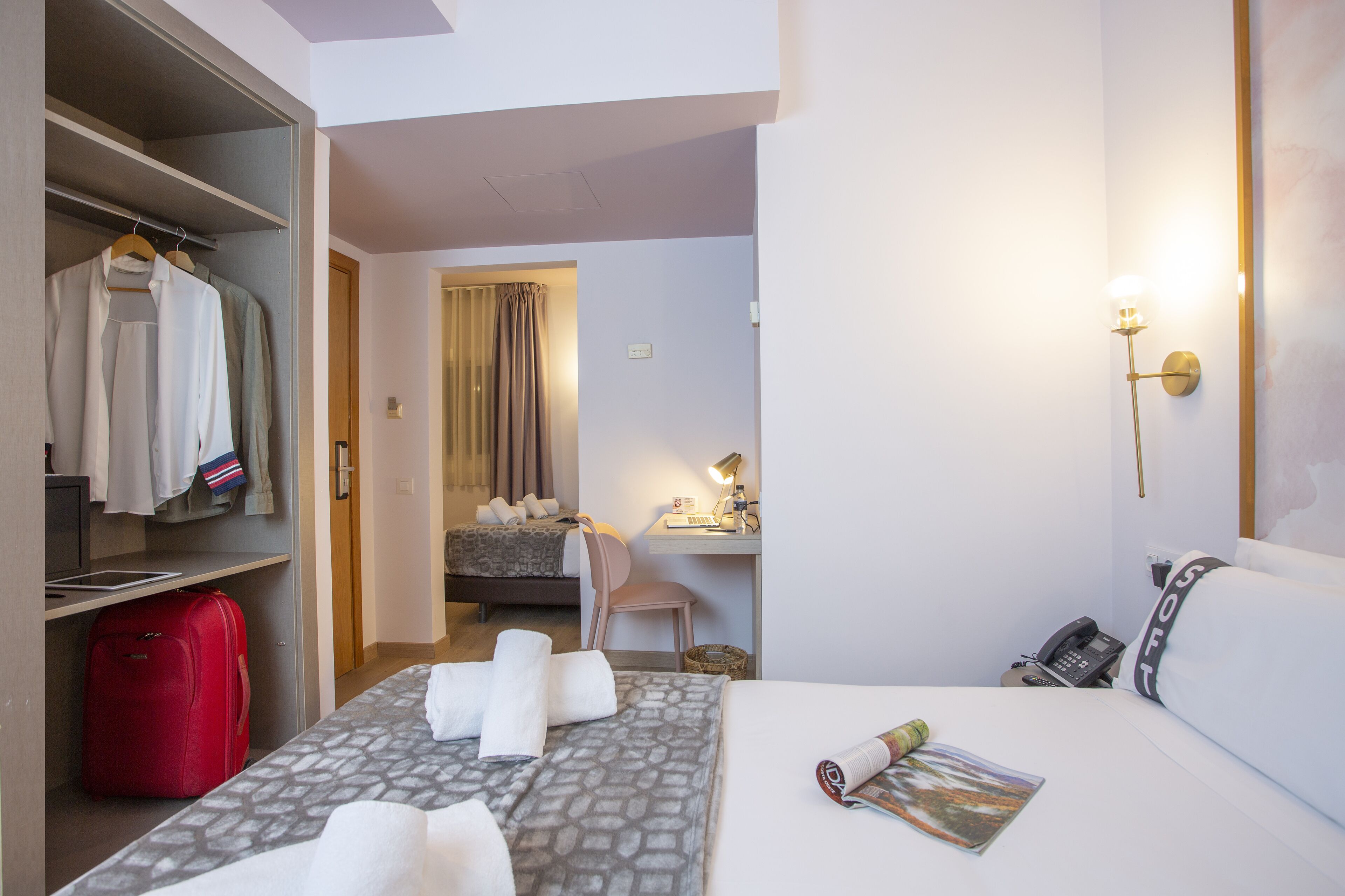 standard triple room | 1 bedroom, minibar, individually decorated, desk
