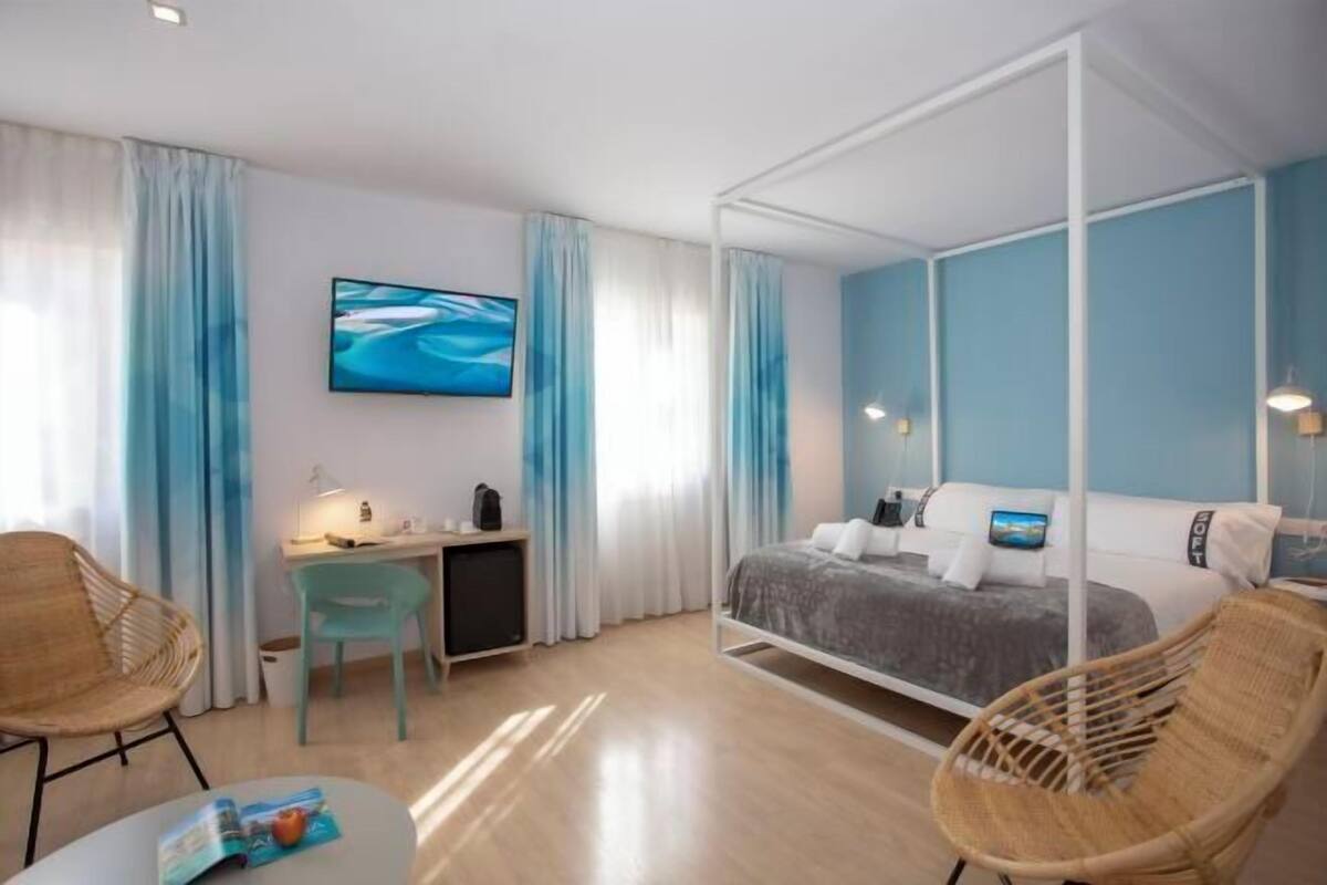 Minibar, escritorio, espacio para trabajar con laptop y wifi gratis 