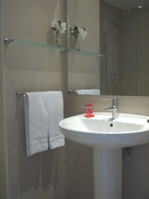 バスアメニティ (無料)、タオル、石鹸、トイレットペーパー