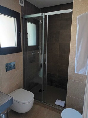Family Room (Superior) | Bathroom | Free toiletries, towels, soap, toilet paper - Hotel Monegal (Barcelona)