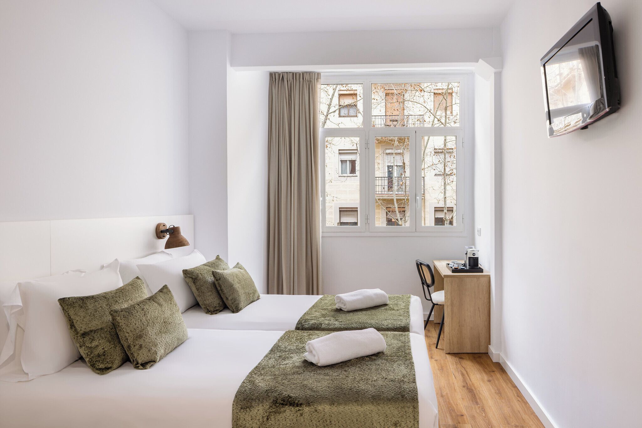 Caixa forta a l'habitació, escriptori, wifi gratuïta i roba de llit 