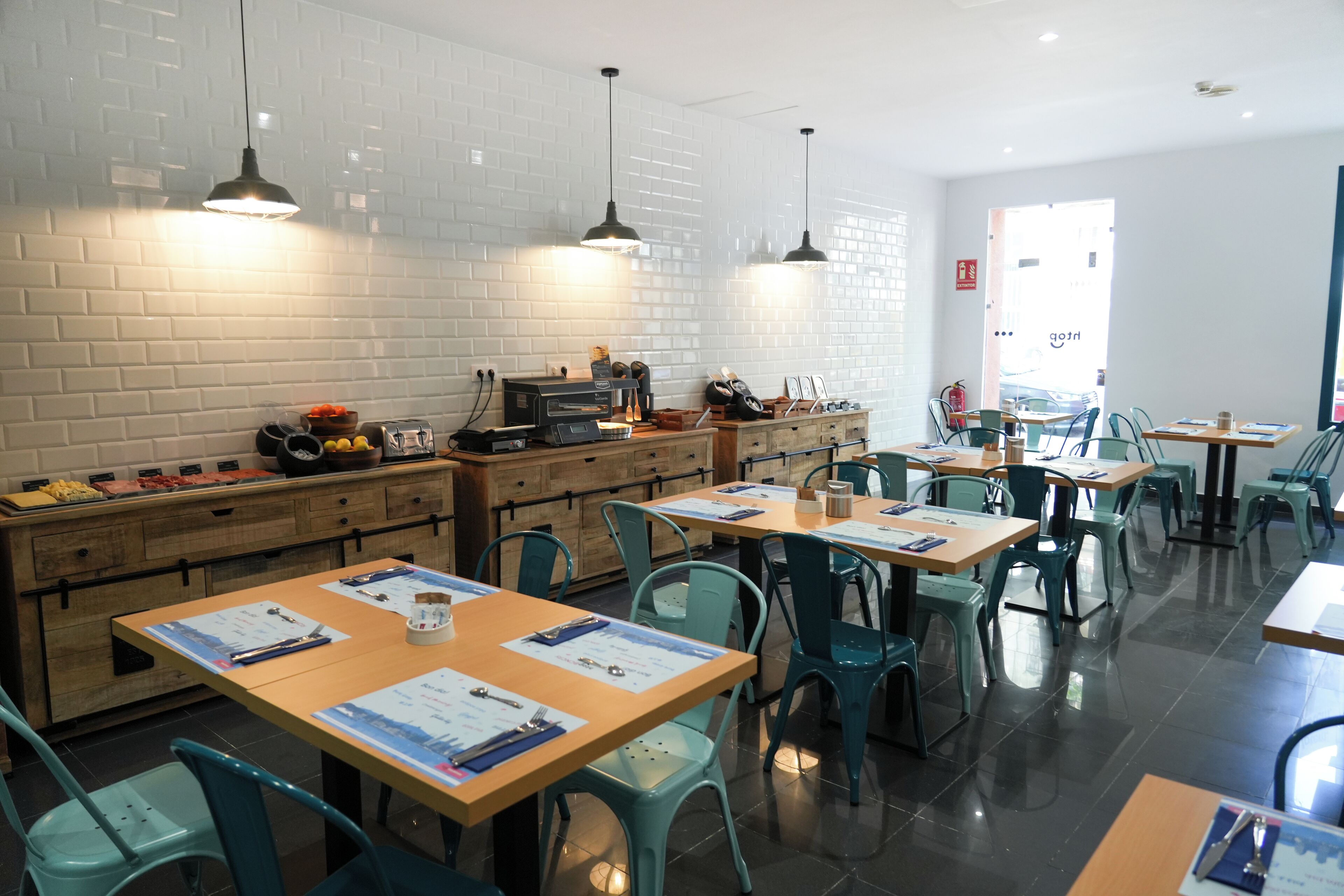 Daily continental breakfast (EUR 8.50 per person)