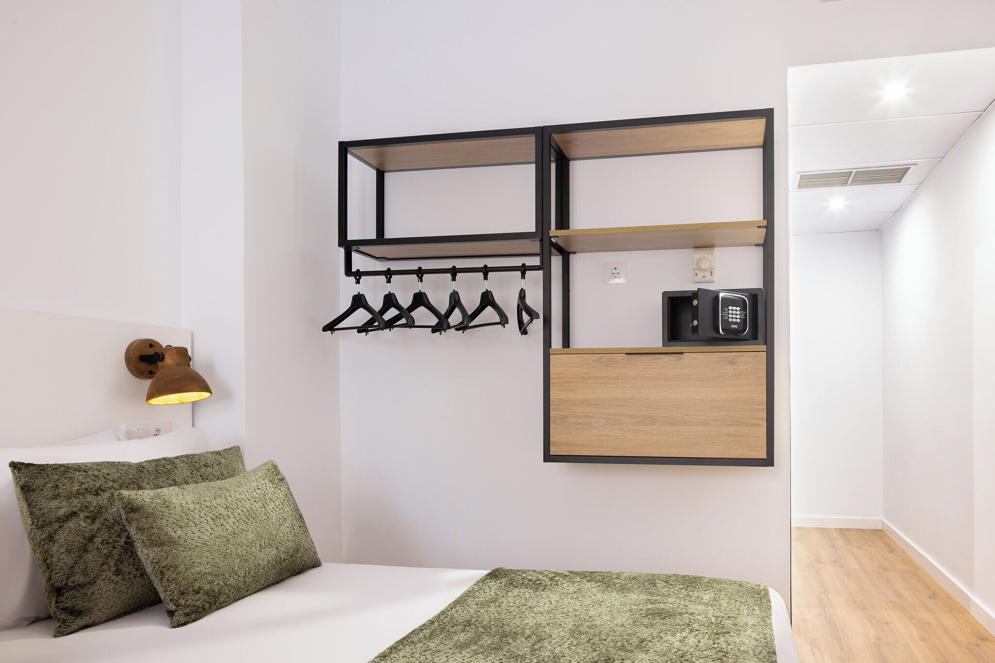 Caja fuerte, escritorio, wifi gratis y ropa de cama