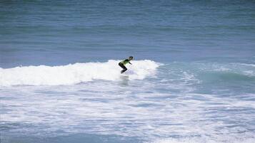 Uma pessoa surfando em uma onda no oceano.