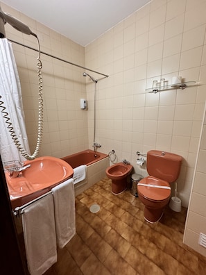 A bathroom with a sink, bathtub, bidet, toilet, and a shower with a curtain. - Lagosmar Hotel (Lagos)