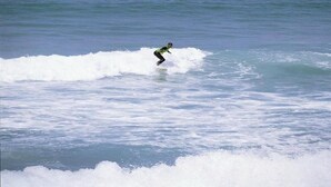 A person surfing on a wave in the ocean. - Lagosmar Hotel (Lagos)