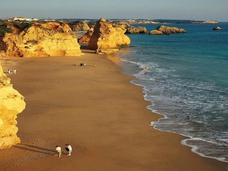 Una playa cerca. Lagosmar Hotel